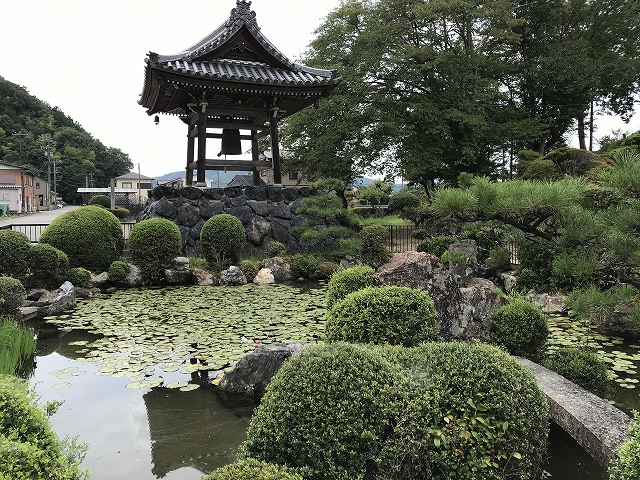 洞泉寺(山県市高富)　鐘楼と池のある庭園