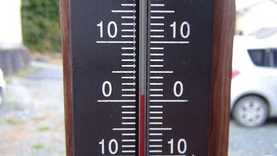 今朝7時の我が家前温度計　＋1℃　