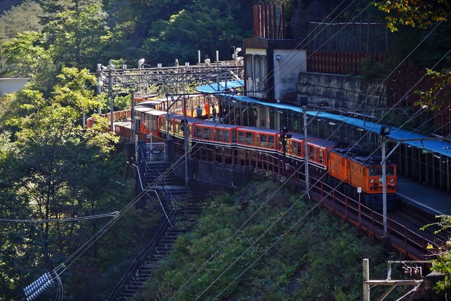 Kurobe Gorge train 02