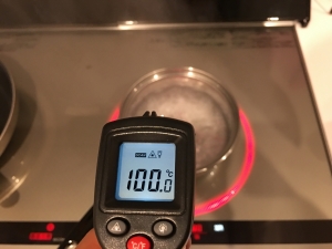 お湯の温度を放射温度計で計る