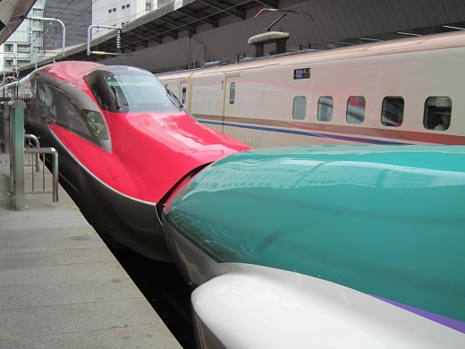 H５はやぶさと連結する秋田新幹線E６こまち