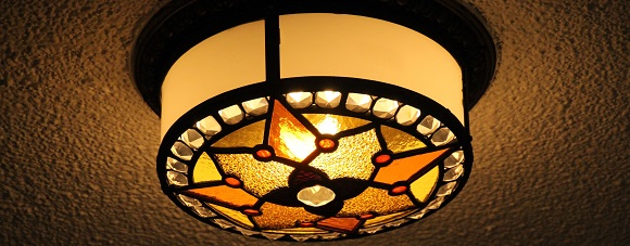 「富士屋ホテル」の廊下天井のモダンな照明