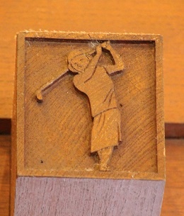 欄干に彫られたゴルフ像