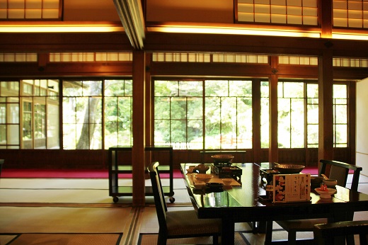 和朝食をいただいた「菊華荘」の大広間