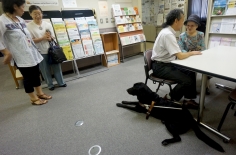 視覚障害者と介助者と盲導犬