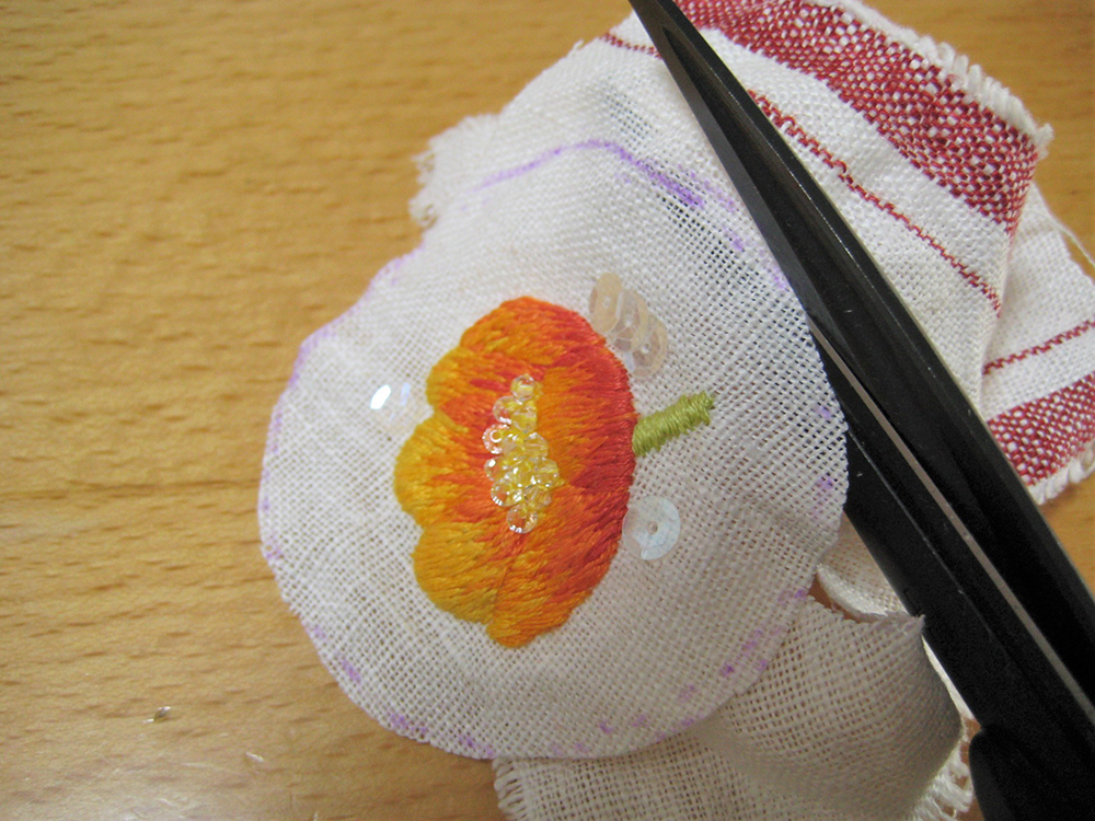 橙色のお花のブローチ つつみボタンでのブローチの作り方 ハンドメイドときどき子育て