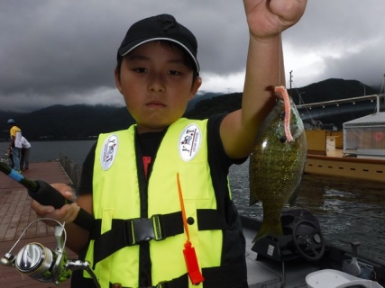 20160919子供釣り教室河口湖ギルつれた.JPG