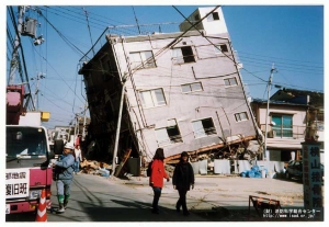 地震で倒壊した家屋